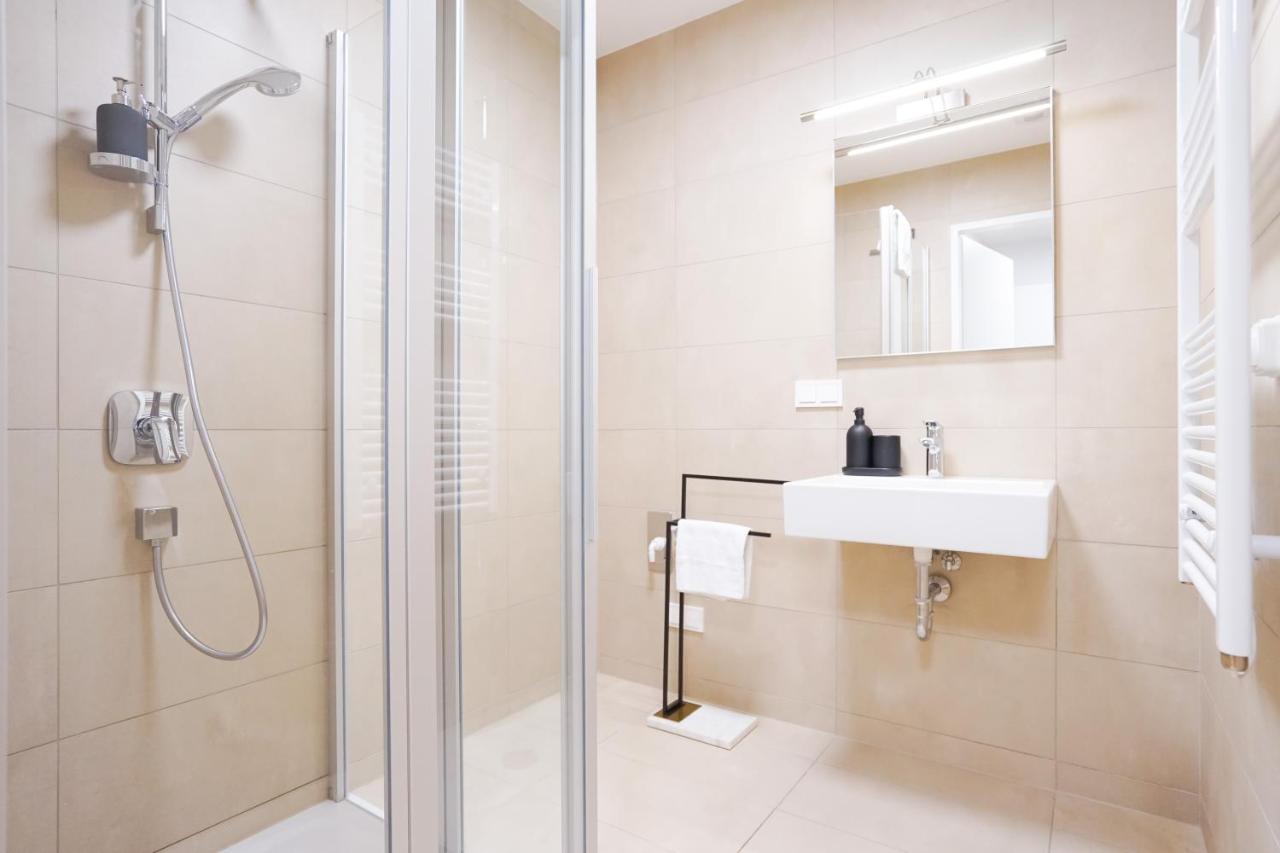 Exclusive 2-Bedroom Condo With Pool & Balcony ウィーン エクステリア 写真