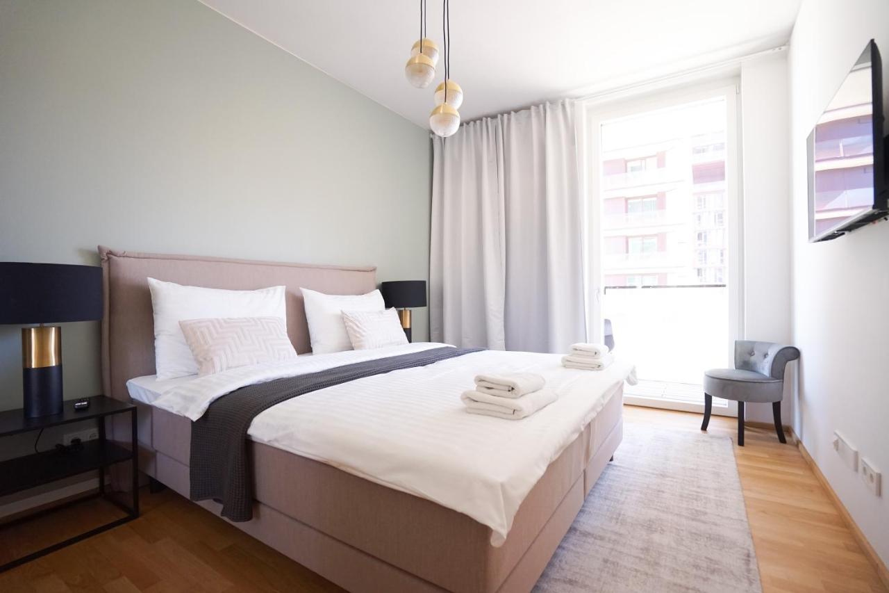 Exclusive 2-Bedroom Condo With Pool & Balcony ウィーン エクステリア 写真