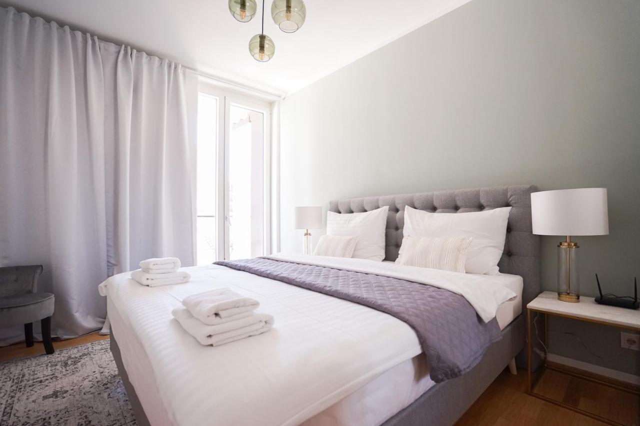 Exclusive 2-Bedroom Condo With Pool & Balcony ウィーン エクステリア 写真