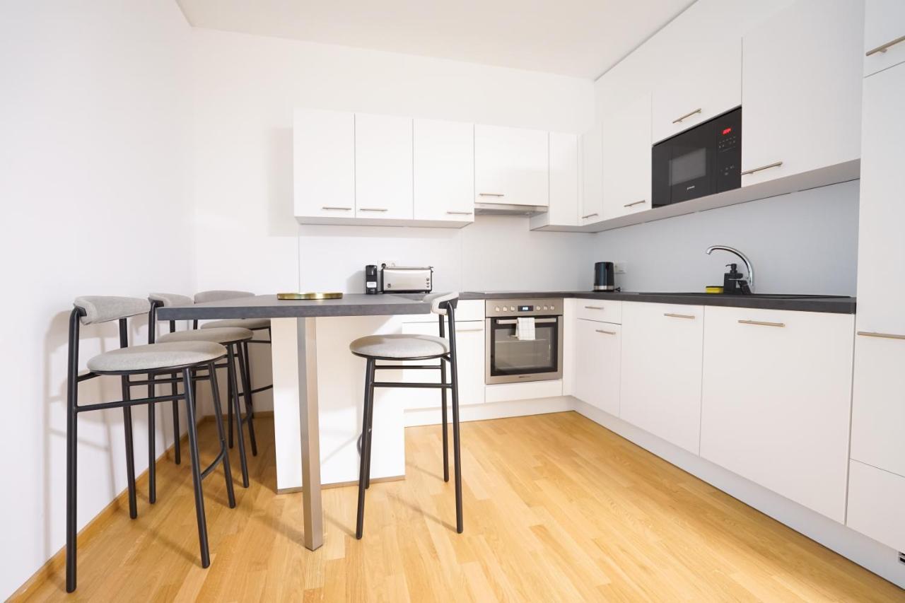 Exclusive 2-Bedroom Condo With Pool & Balcony ウィーン エクステリア 写真