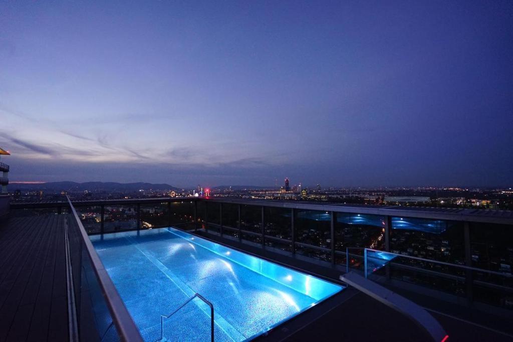 Exclusive 2-Bedroom Condo With Pool & Balcony ウィーン エクステリア 写真